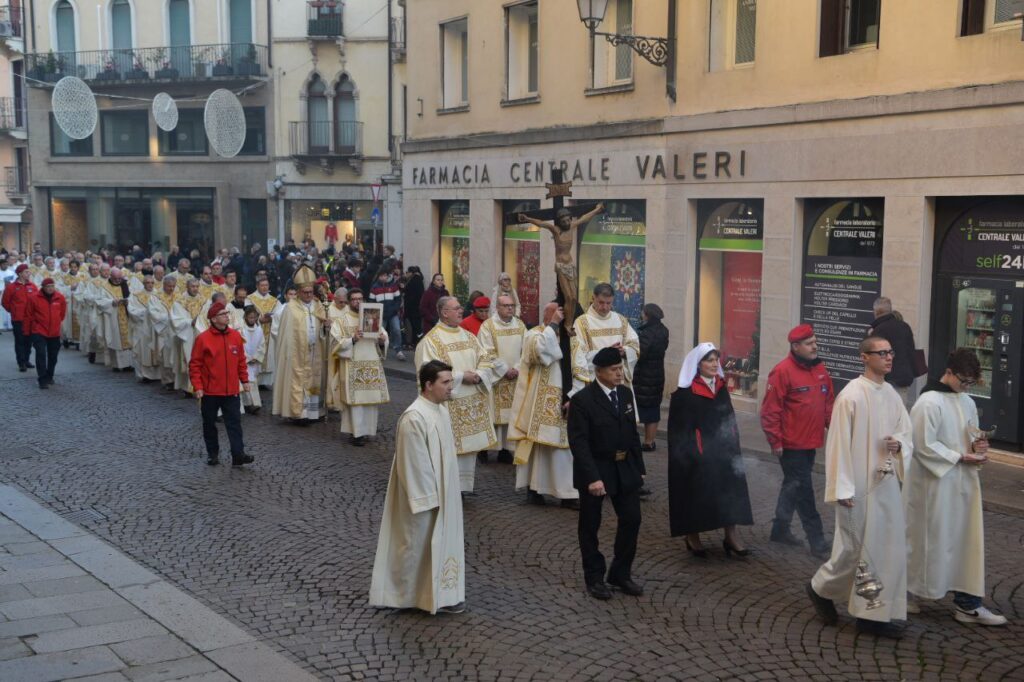 29 dicembre 2024 - apertura del Giubileo diocesi di Vicenza lungo corso Palladio