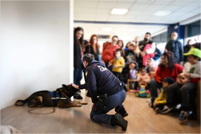 La polizia di stato nel reparto maxillo facciale pediatrico con i piccoli pazienti