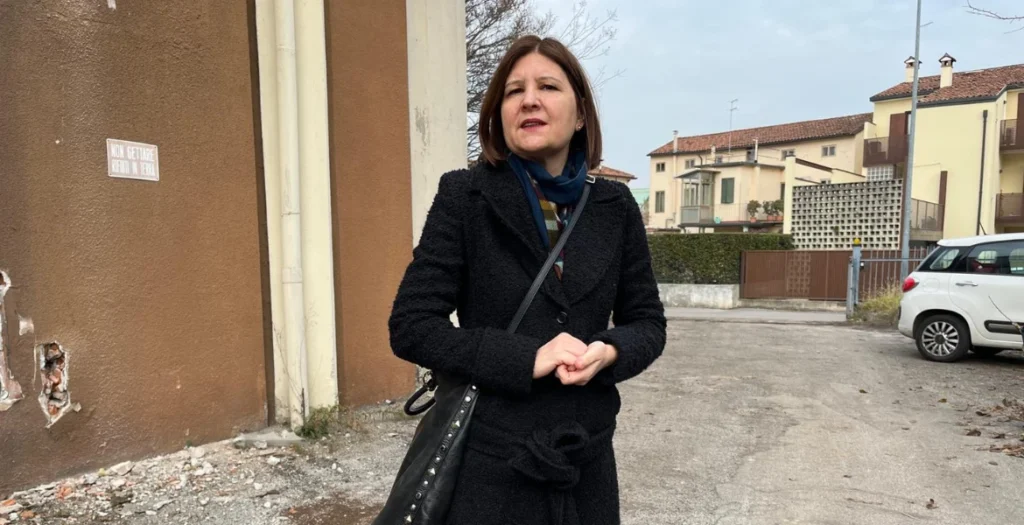 Assessore Cristina Balbi all'esterno dell’ex Zenith