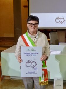 La consigliera Chiumenti con il premio per Marano Vicentino