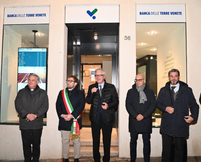 L'inaugurazione della nuova filiale di Banca delle Terre Venete in piazza dei signori a Vicenza