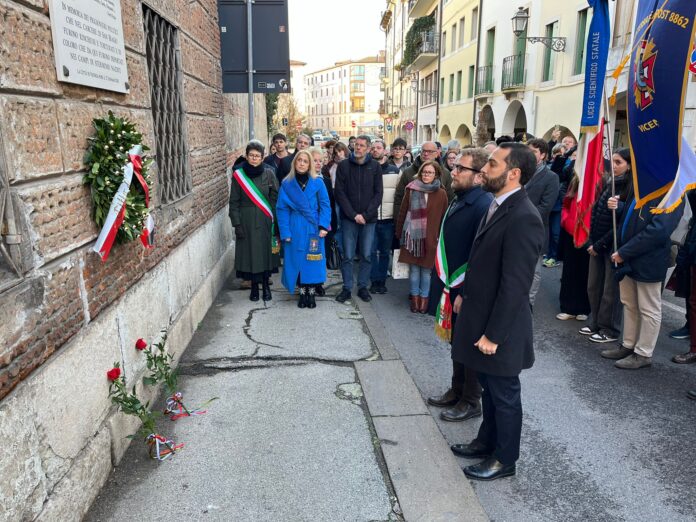 Piazza san Biagio: la deposizione della corona d'alloro per i politici vicentini deportati nei campi di concentramento alla presenza del sindaco Giacomo Possamai e del vicario del prefetto Emanuele Cassaro