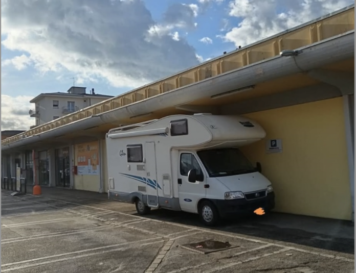 L’area in degrado dell’ex supermercato Alì di via Rossini usata anche come parcheggio per caravan