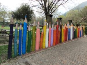 Le matite giganti all'interno del giardino