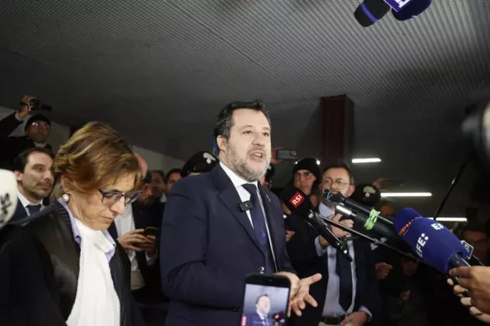 Matteo Salvini con l'avvocato Giulia Buongiorno dopo la lettura della sentenza (ANSa - Photo by Alberto PIZZOLI : AFP)