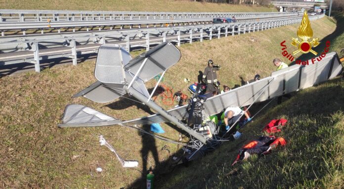 Piovene Rocchette, ultraleggero nel canale di scolo dell'A31. Vigili del fuoco in azione