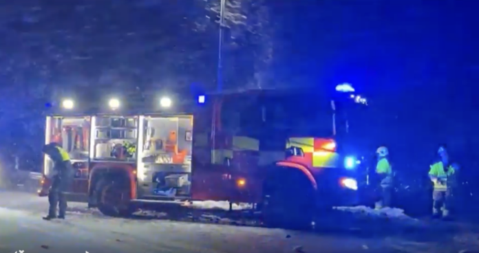 Bus in mare in Norvegia, le immagini dei soccorsi sotto la neve