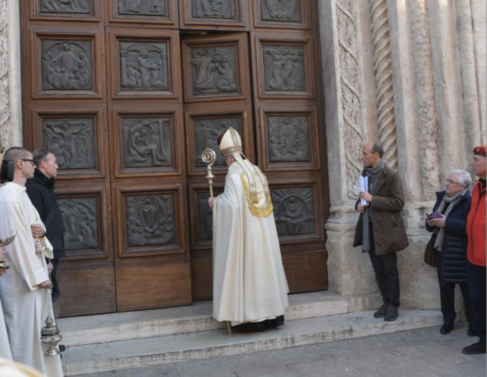 29 dicembre 2024, il vescovo di Vicenza Giuliano all'apertura del Giubileo della diocesi di Vicenza