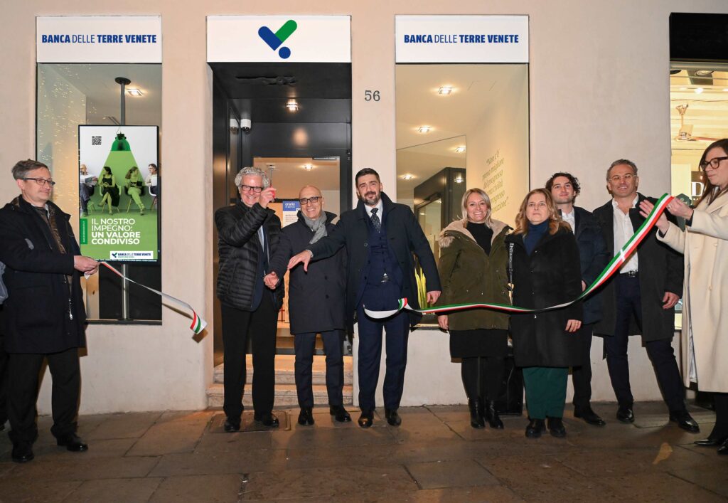 Ancora un momento dell'inaugurazione della filiale di Banca delle terre venete