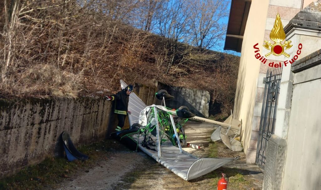 Ultraleggero precipitato sul cimitero di Asiago, intervengono i vigili del fuoco