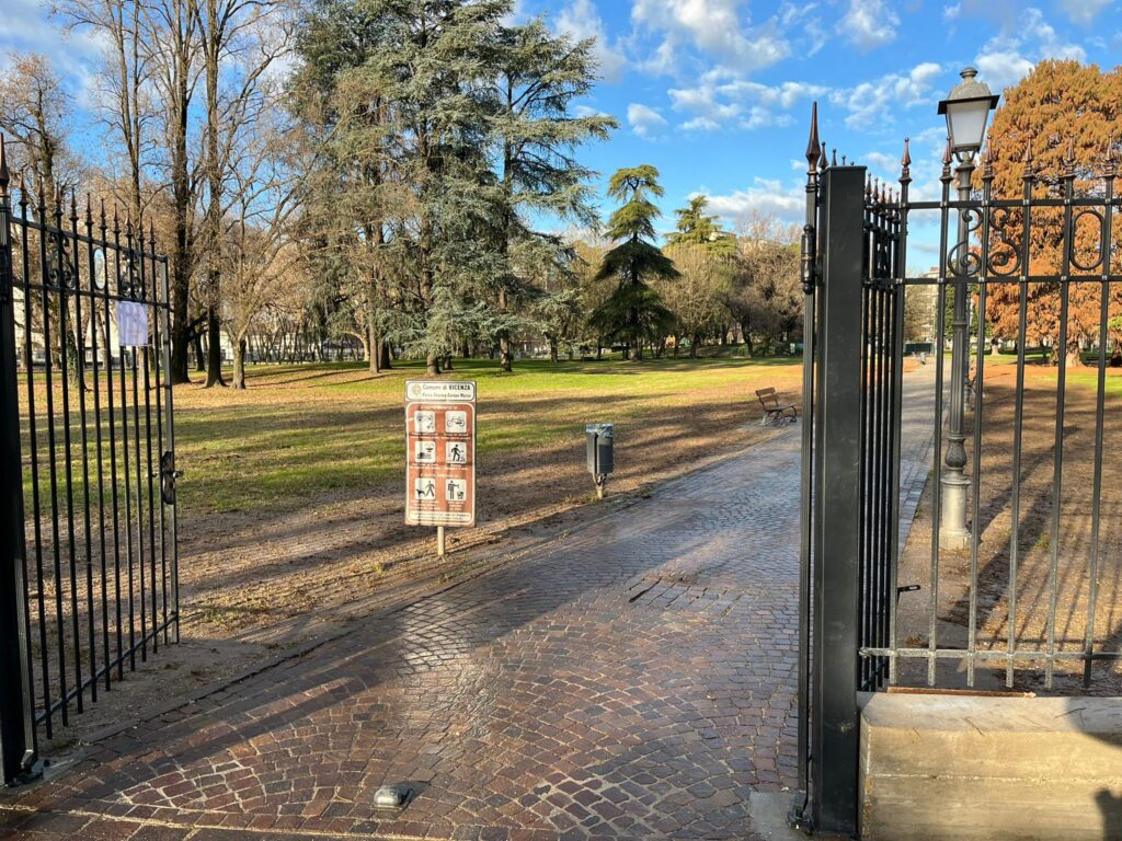 Uno degli accessi del parco dell'Ippodromo a Campo Marzo