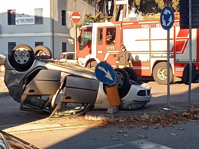 igili del fuoco alla rotatoria delll'Albera di Vicenza (foto ViPiu.it).