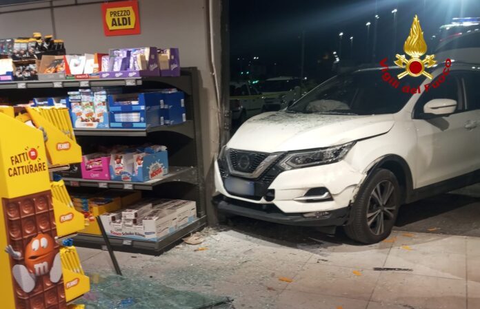 auto sfonda vetrata supermercato a Thiene