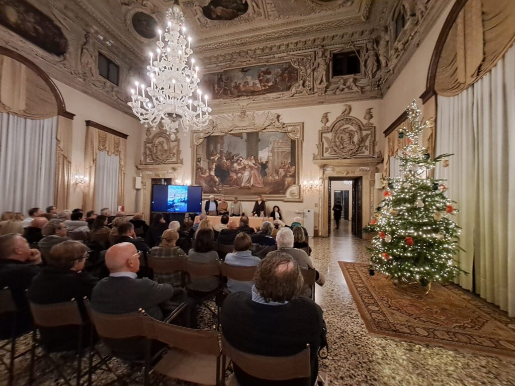 Sala Stucchi sold out (gratis...) per la presentazione di Quella strada per il lago 1980-2023, di Massimo Parolin