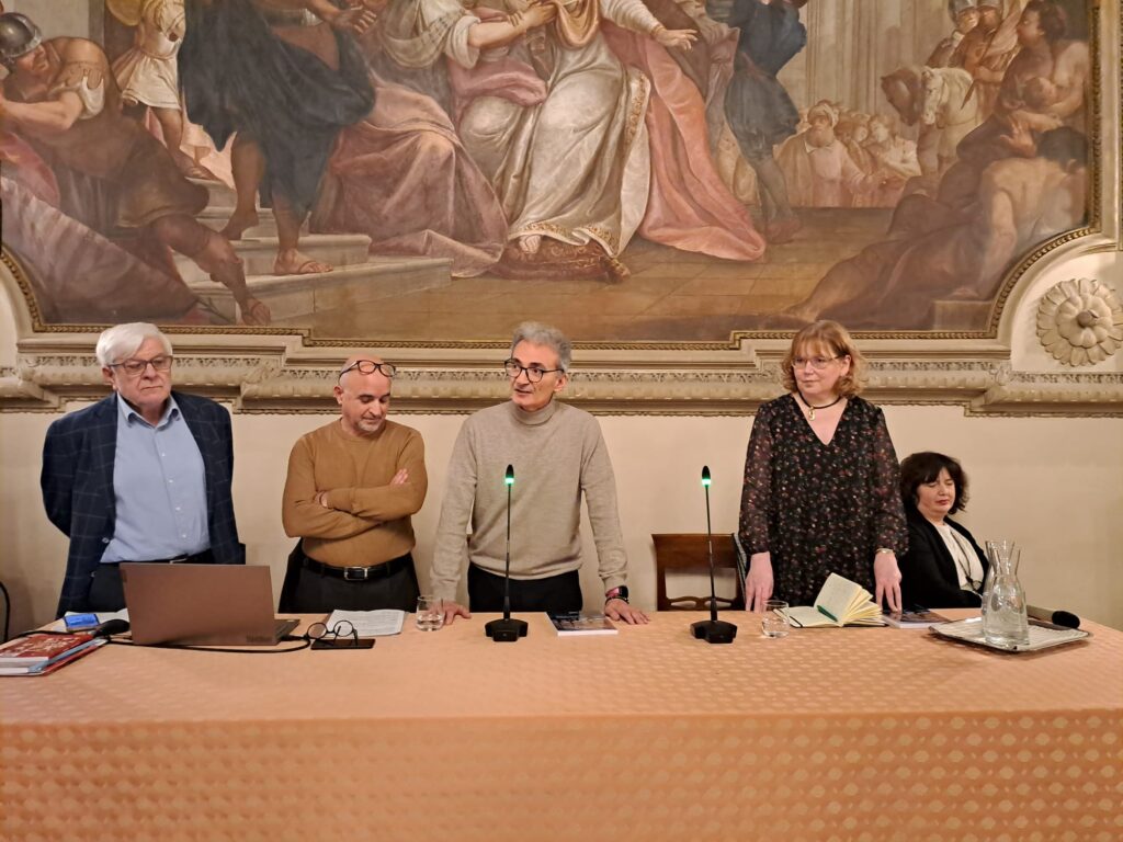 Presentazione di Quella strada per il lago 1980-2023: il curatore "volontario" della collana Vicenza Popolare Coviello, l'autore Parolin, il presidente del Consiglio comunale Zaramella, la moderatrice Matteazzi e la lettrice Tonello