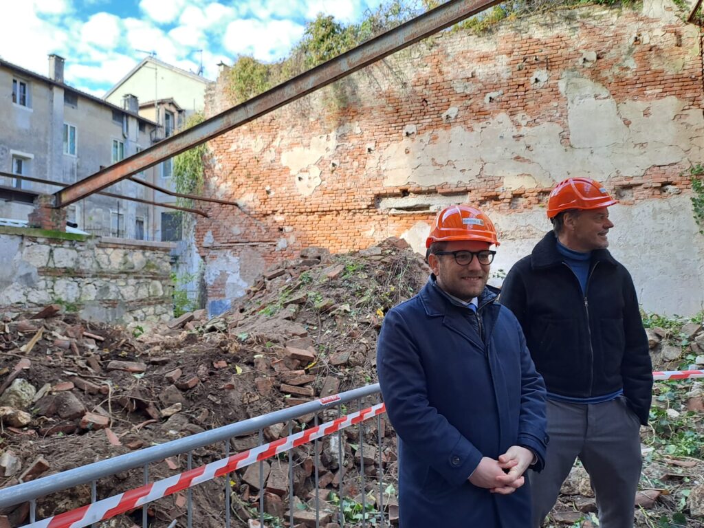 Da un cumulo di macerie a uno studentato e un parcheggio per la città...