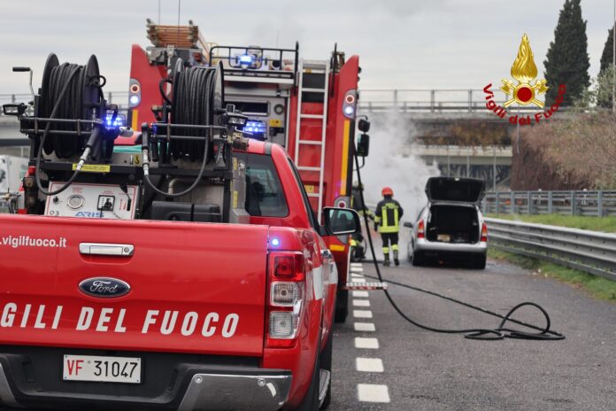 L'intervento dei vigili del fuoco in A4 per l'incendio di un'auto