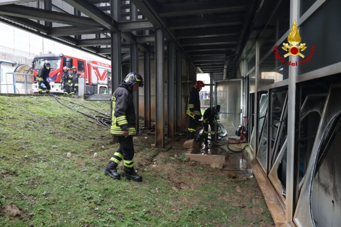 I vigili del fuoco impegnati all'ospedale san bortolo per l'incendio