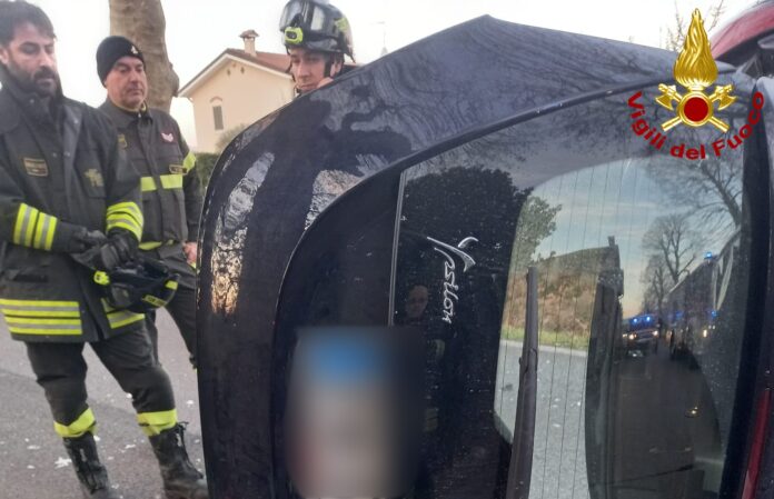 i vigili del fuoco sul luogo dell'incidente a Montebello Vicentino