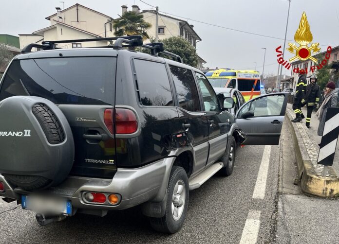 vigili del fuoco intervento per frontale a Nove