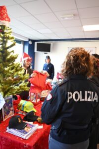 polizia di stato al san bortolo, i doni ai bambini