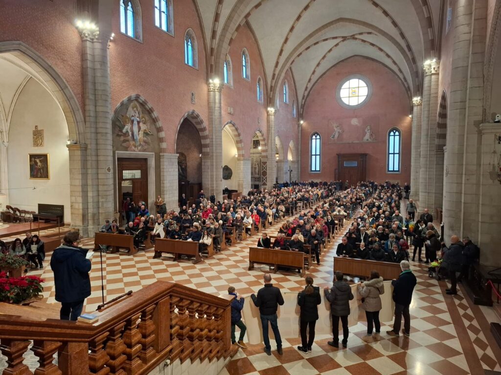 1 gennaio 2025, don Mateo Zorzanello nel duomo, Cammino di pace 2025 della diocesi di Vicenza