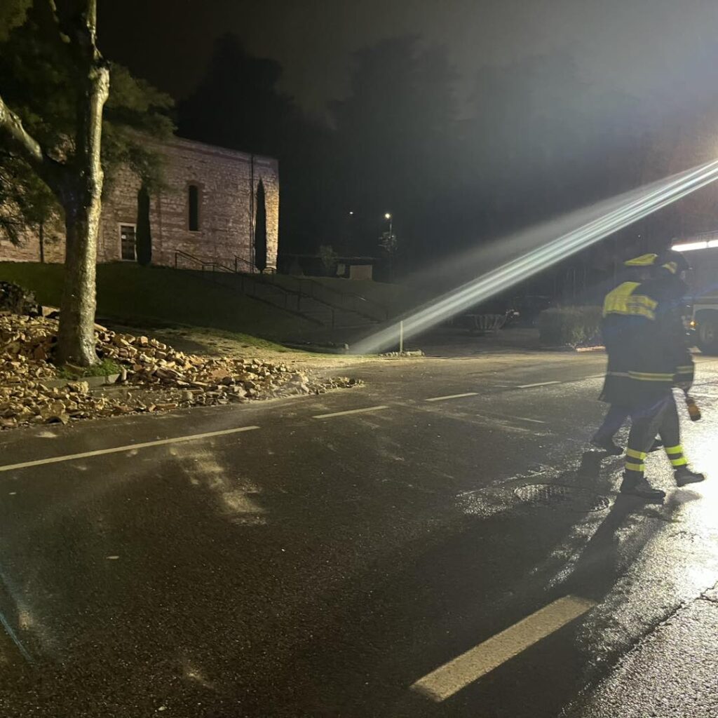 Vigili del fuoco all'opera intorno alla Chiesa di San Giorgio in Gogna 