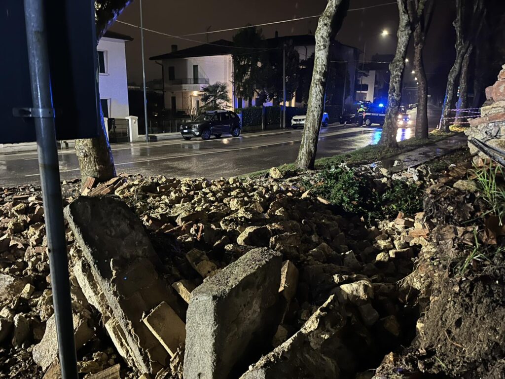 Muro che costeggia Chiesa di San Giorgio in Gogna parzialmente crollato