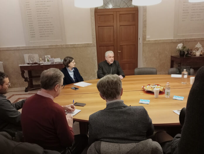 Il cardinale Fabio Baggio incontra la stama