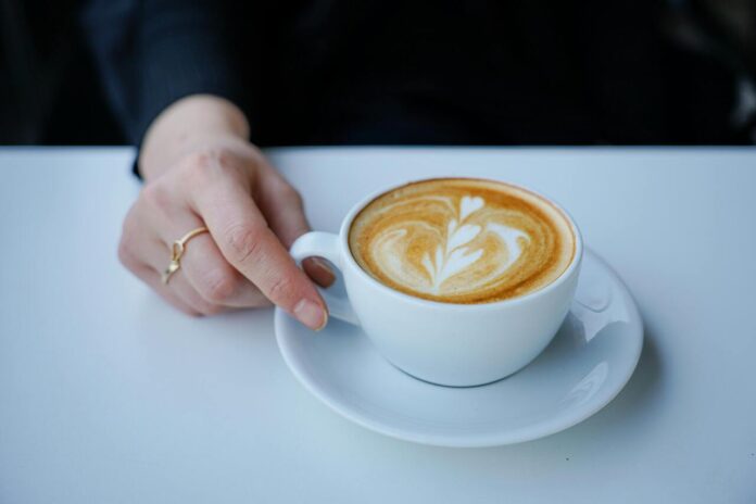 Il caffè in tazzina (pexels-oktay-koseoglu-42034955-29874258)