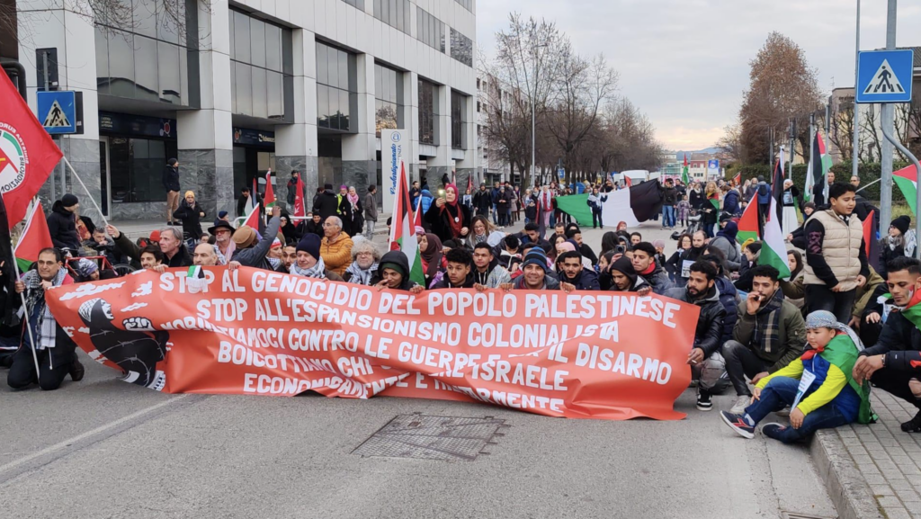 Il corteo anti-Israele (foto Colorfoto:Toniolo per Il Giornale di Vicenza)