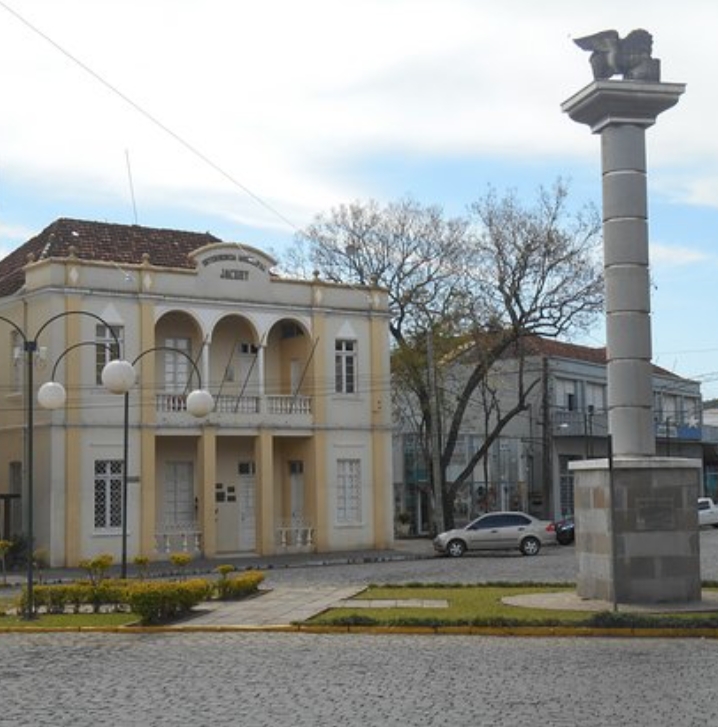 Il municipio di Sobradinho con la colonna con il leone alato