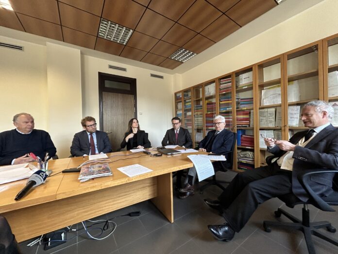 Messa alla prova, da sx Angelo Guzzo (pres. AMCPS), Giacomo Possamai (sindaco Vicenza, magistrato delegato Veronica Salvadori, Alessandro Moscatelli (pres. Ordine Avvocati), Luigi Perina (pres. Tribunale) e Lino Giorgio Bruno (procuratore capo)