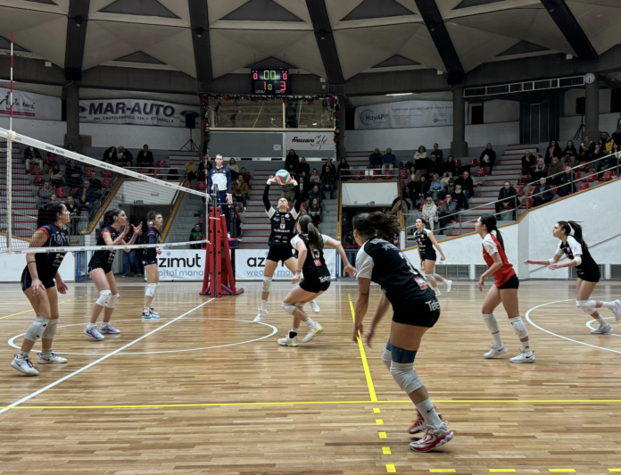 Nella foto (Azimut Giorgione), la Spinello (Volksbank Vicenza Volley) alza a Castelfranco Veneto