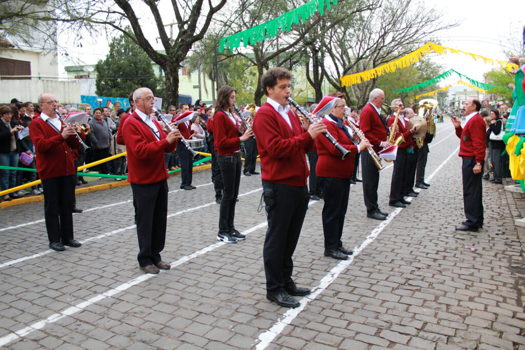 Il concerto della banda cornedese in strada