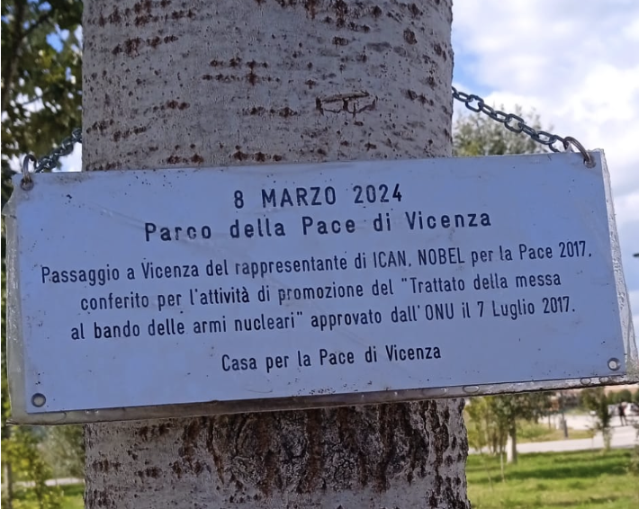 Tabella su un albero al Parco della Pace per ricordare il passaggio a Vicenza, l''8 marzso 2024, del rappresentante ICAN (International Campaign to Abolish Nuclear Weapons), Nobel per la pace 2017 