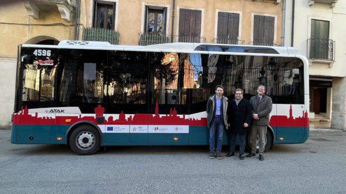 Trasporto pubblico locale elettrico a Vicenza: nuovo autobus SVT (da sx assesore Cristiano Spiller, sindaco Giacomo Possamai e presidente di SVT Marco Sandonà)