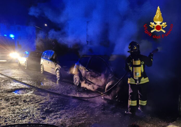 Vigili del fuoco intervengono a Meledo di Sarego per domare l'incendio di un’auto