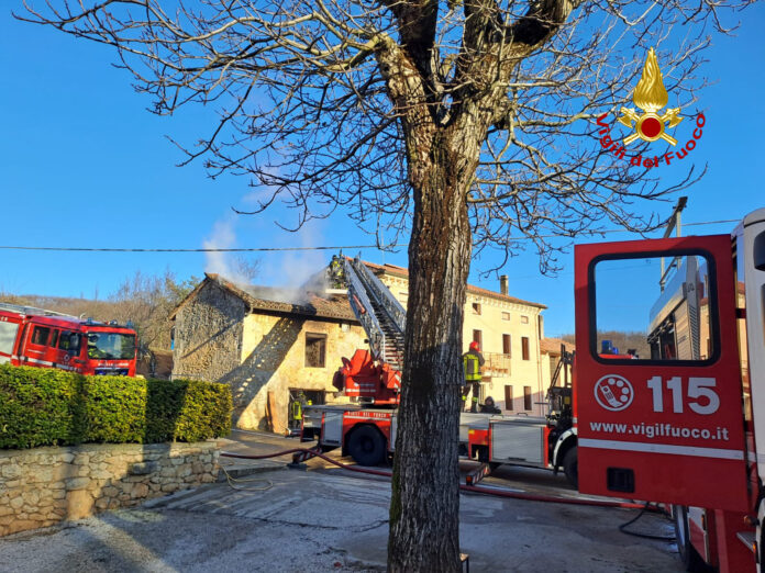 vigili del fuoco al lavoro a Barbarano Mossano San Giovanni in Monte