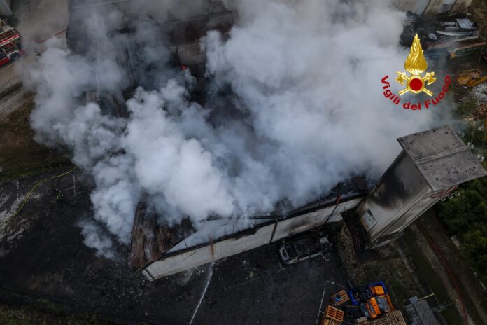 incendio a Trissino, esplode fabbrica, strade chiuse