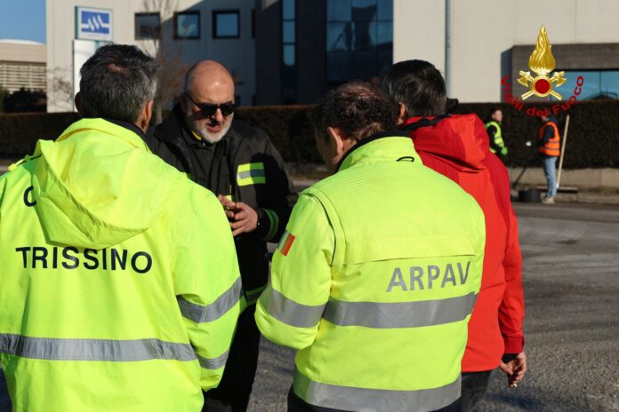 incendio di trissino, spenti gli ultimi focolai, sul posto i tecnici arpav e comune