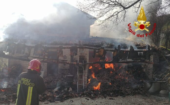 Incendio a Calvene brucia ristorante