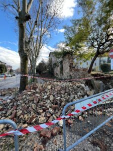 Il muro crollato all'altezza della Chiesa di San Giorgio in Gogna in viale Fusinato