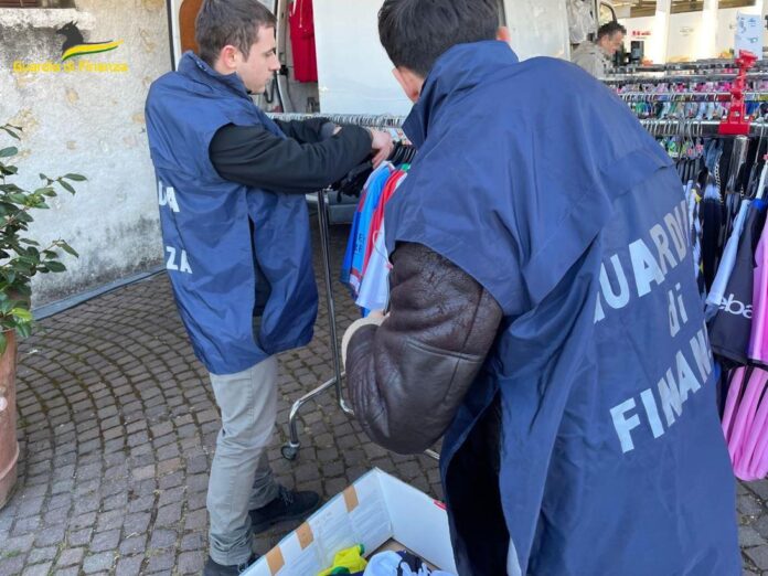 guardia di finanza merce contraffatta mercato malo