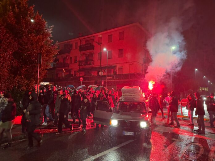 Attivisti dei centri sociali manifestano per l'ex Bocciodromo contro la Tav Tac