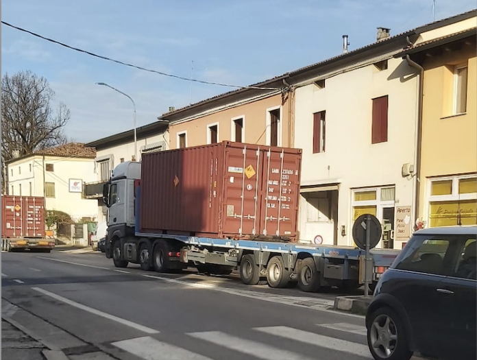 Il convoglio militare USA con il pittogramma ADR (trasporto di merci pericolose su strada) classe 1 (“sostanze o oggetti che possono esplodere”) transitato il 10.01.2025 alle ore 14,30 a Vicenza in via Riviera Berica 374 in direzione centro, a poco più di 2 km dalla “Villa La Rotonda”