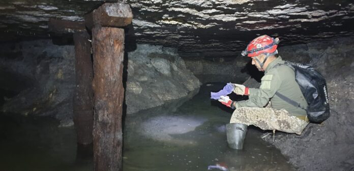 Giuliano Benetti in esplorazione sotterranea