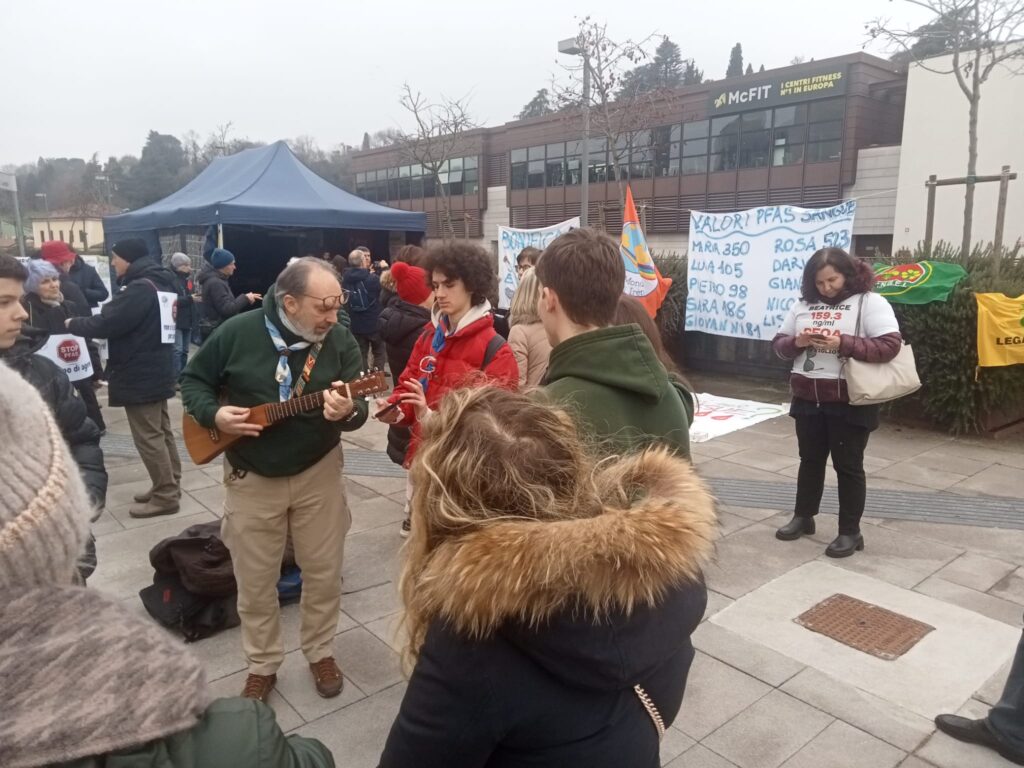 Mamme No Pfas, momenti di socializzazione davanti al tribunale di Vicenza