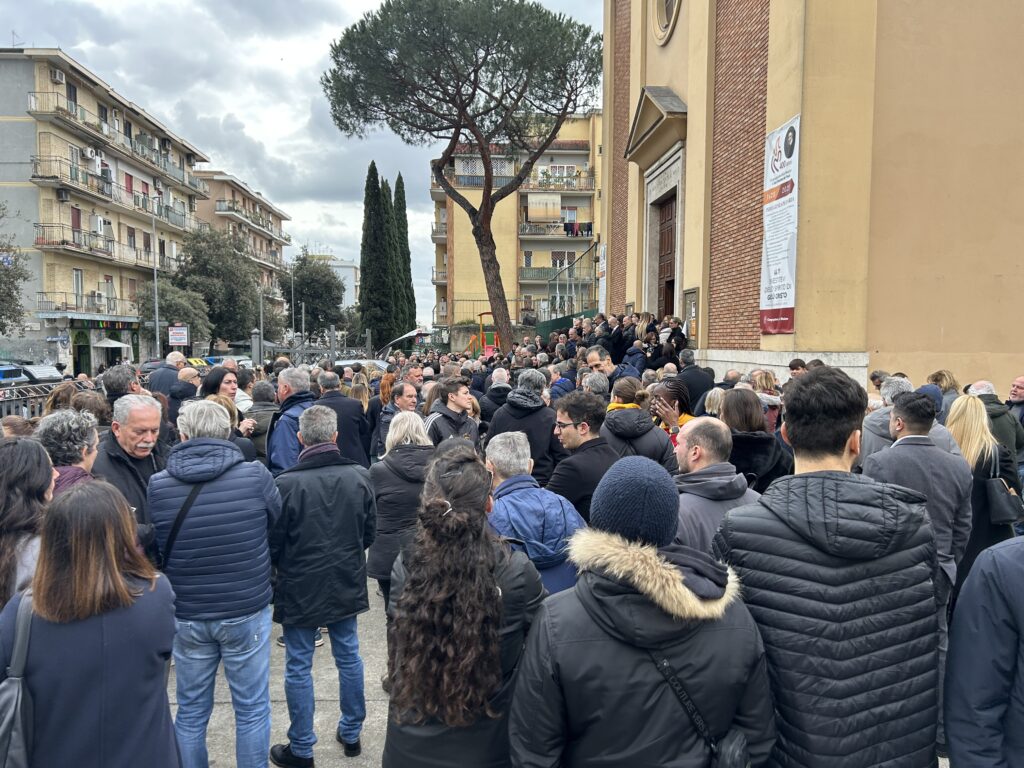 Nel piazzale della parrocchia di Tor Sapienza in attesa del feretro di Simonetta Avalle