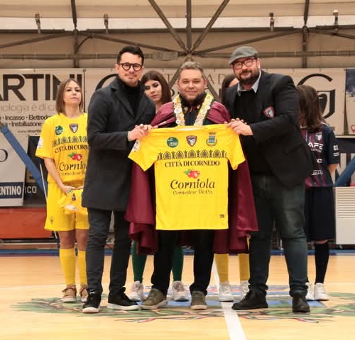 Presidente Confraternita Alberto Manfron riceve la maglia dai dirigenti del Futsal Cornedo